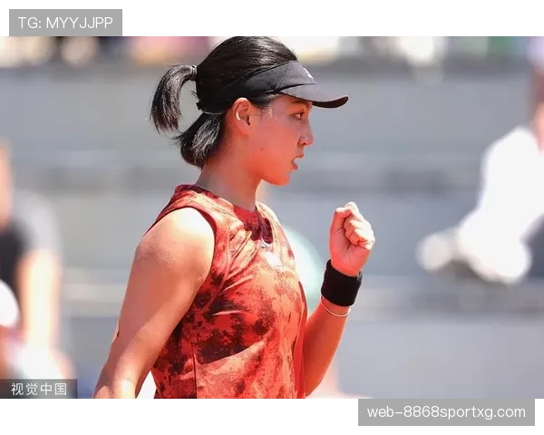 王欣瑜赛前啃汉堡，教练在场边翻白眼