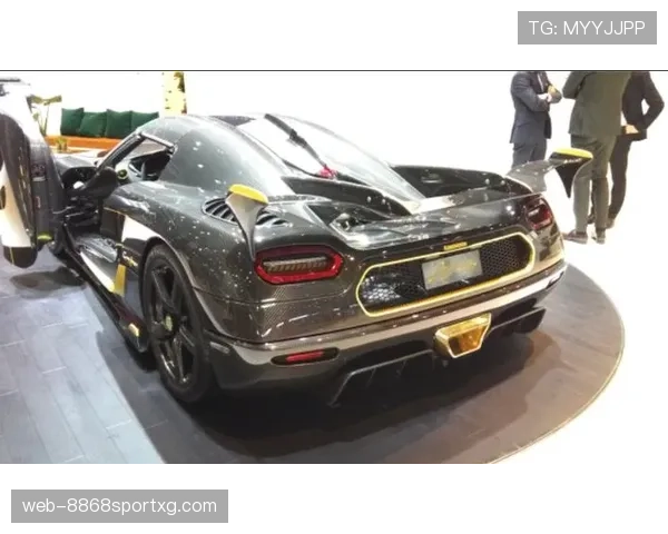 苏亚雷斯训练完顺手给儿子买了辆超跑当玩具